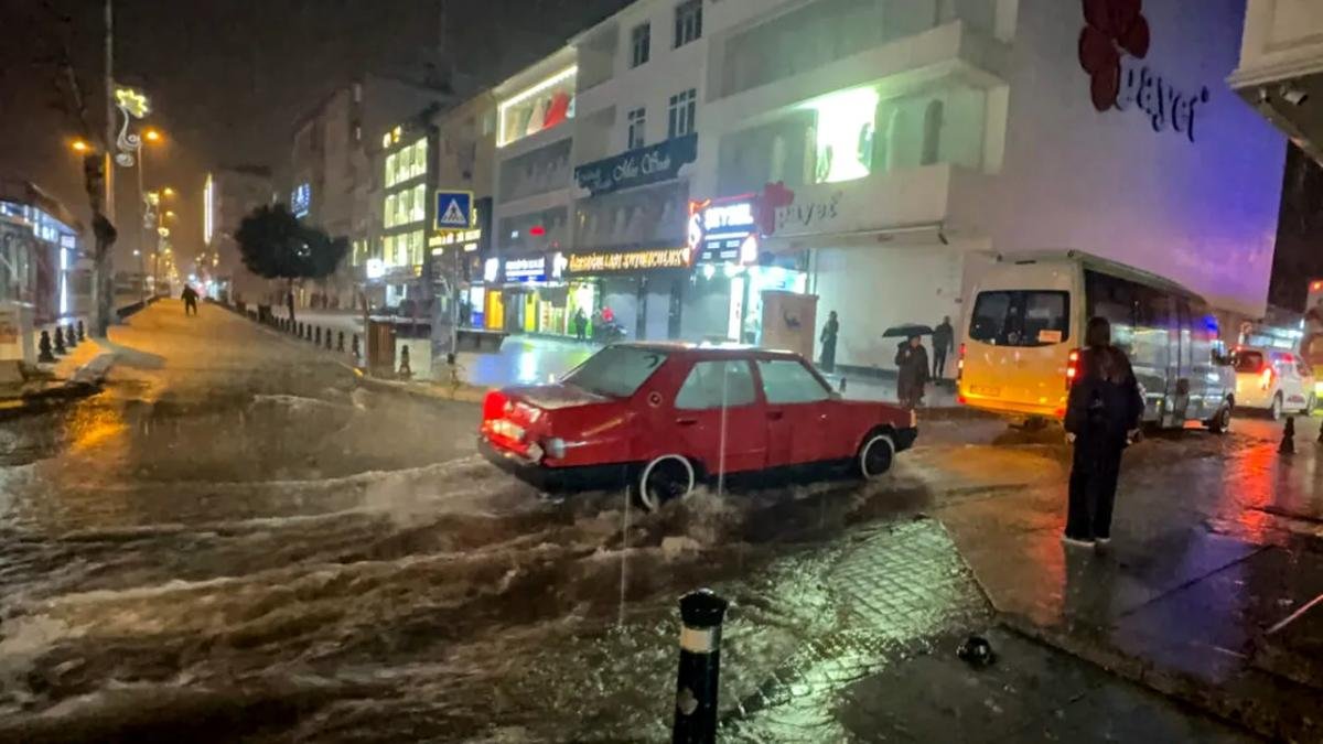 Istanbul, inundat de cele mai violente ploi din ultimii 80 de ani: cel puțin 3 morți