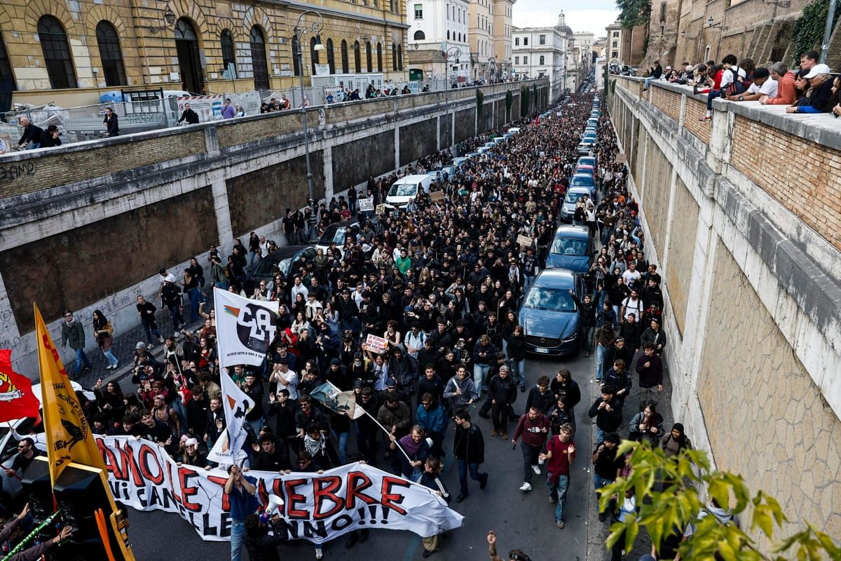 Italia: sute de mii de oameni au protestat pentru un trai mai bun și împotriva cheltuielilor pentru înarmare