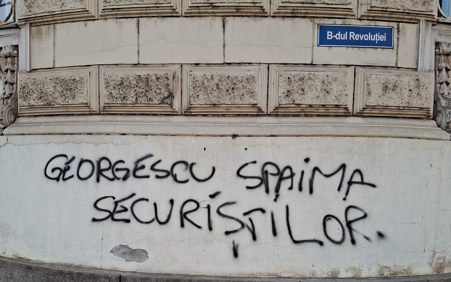 Jandarmii au identificat persoana care a vandalizat Trezoreria Arad cu mesaje în care apare numele lui Călin Georgescu