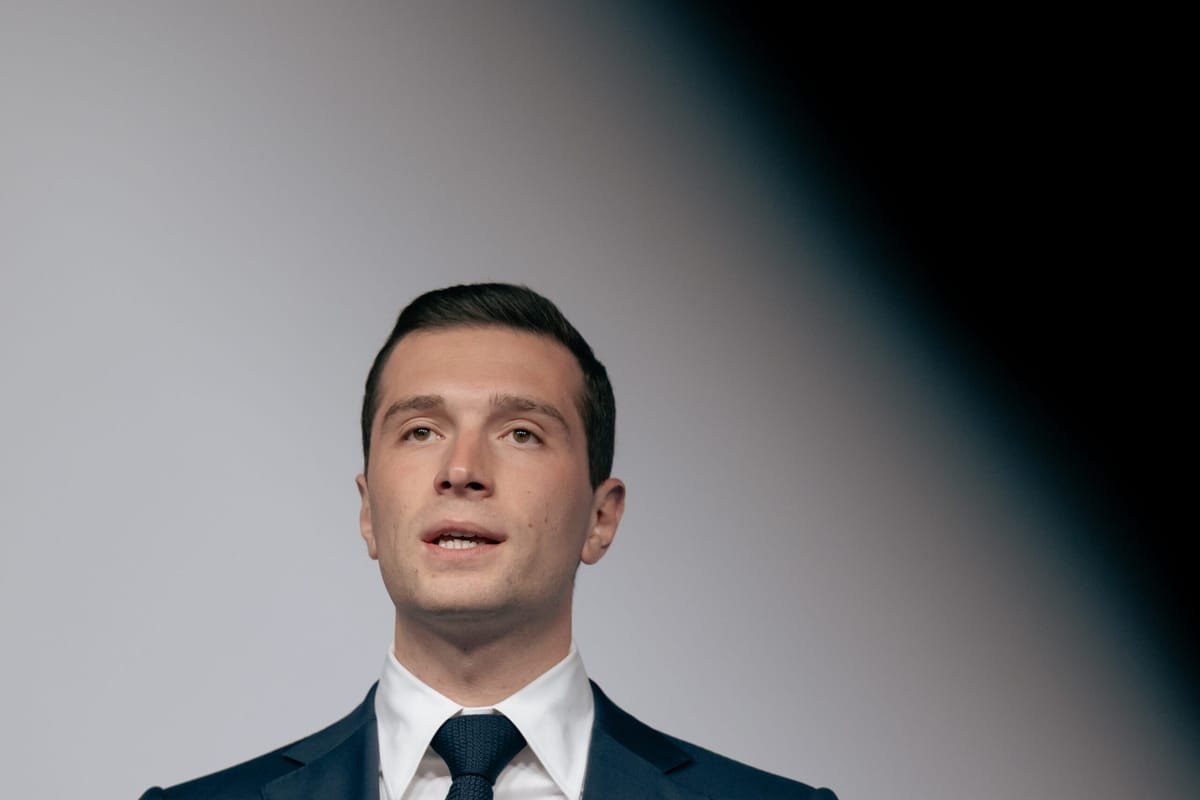 Jordan Bardella a fost reales lider al partidului Adunarea Națională, cu 98,98% din voturi