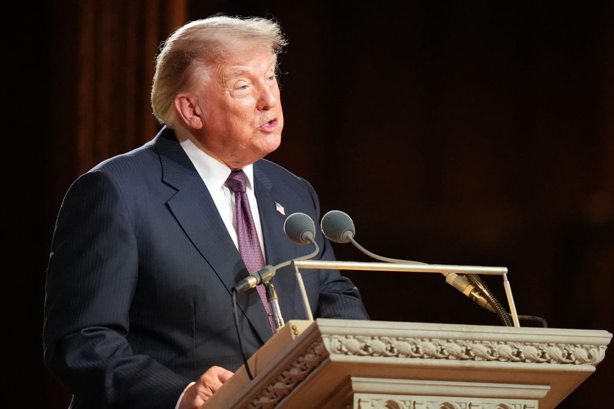 Judecătorul prelungește accesul CNN, MS NOW și Politico la Casa Albă într-un litigiu cu Trump
