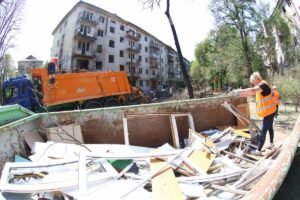 Kievul: un mort și doi răniți în atacuri rusești cu rachete balistice; avarii la metrou