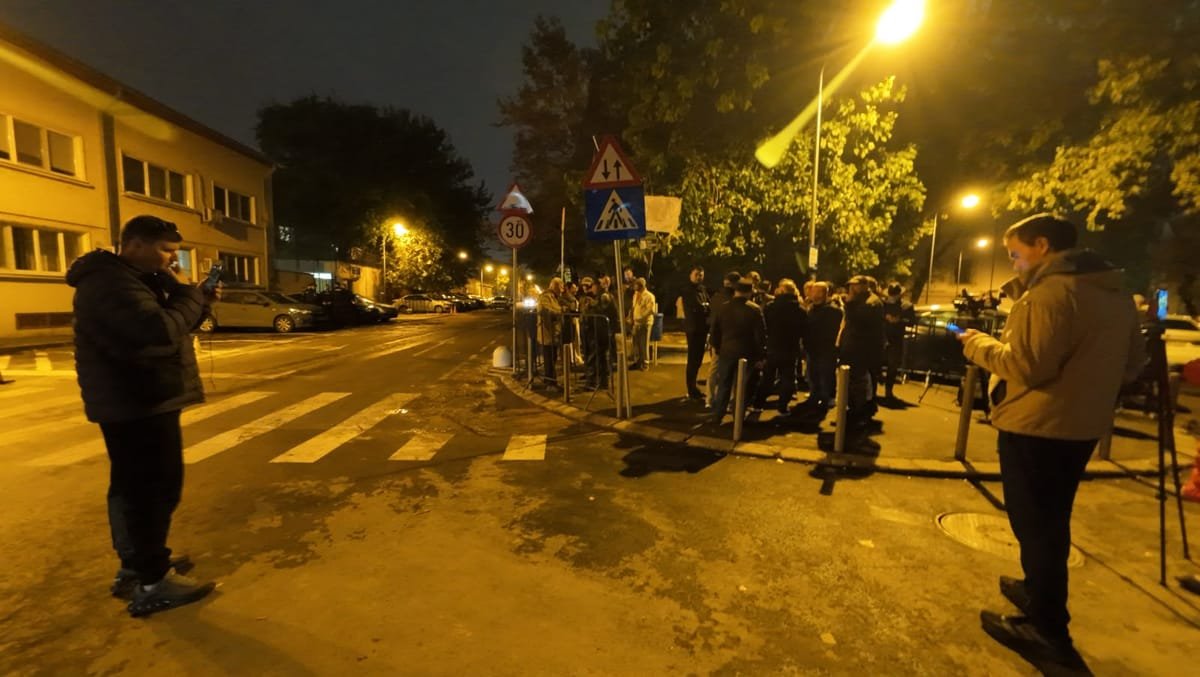 La Arestul Central, circa 100 de susținători ai lui Călin Georgescu scandează în sprijinul acestuia