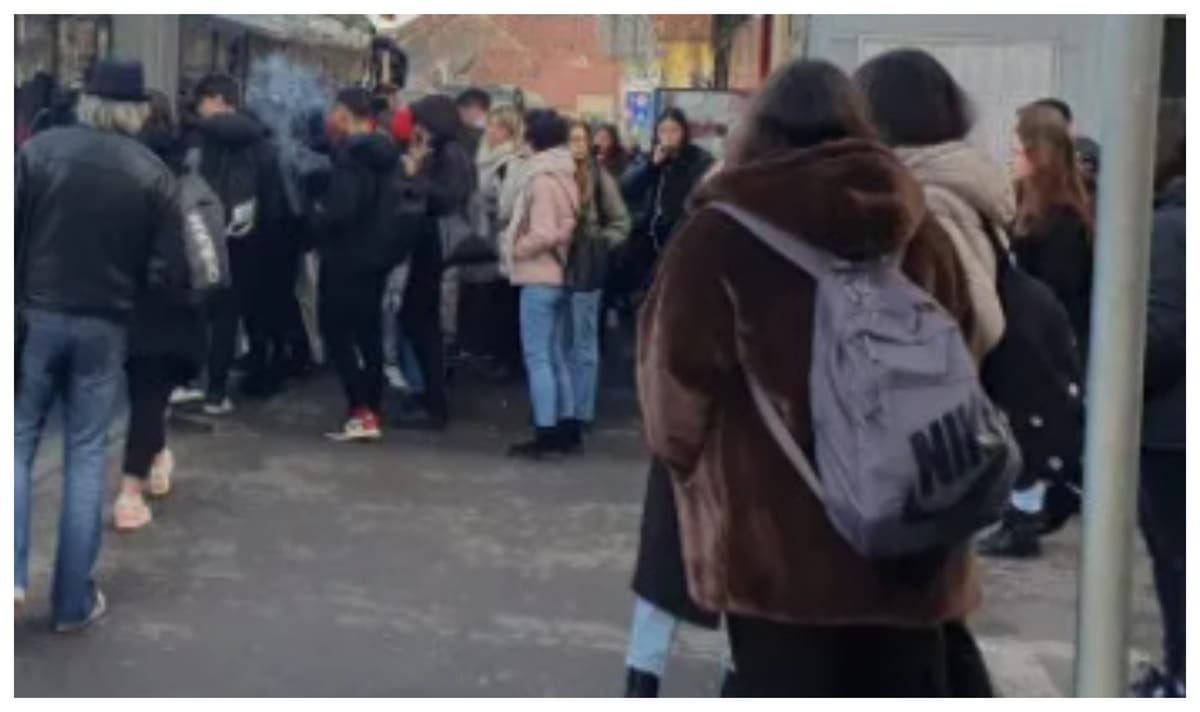 La o stație din Cluj-Napoca, adolescenți creează scandal urlând și înjurând zilnic