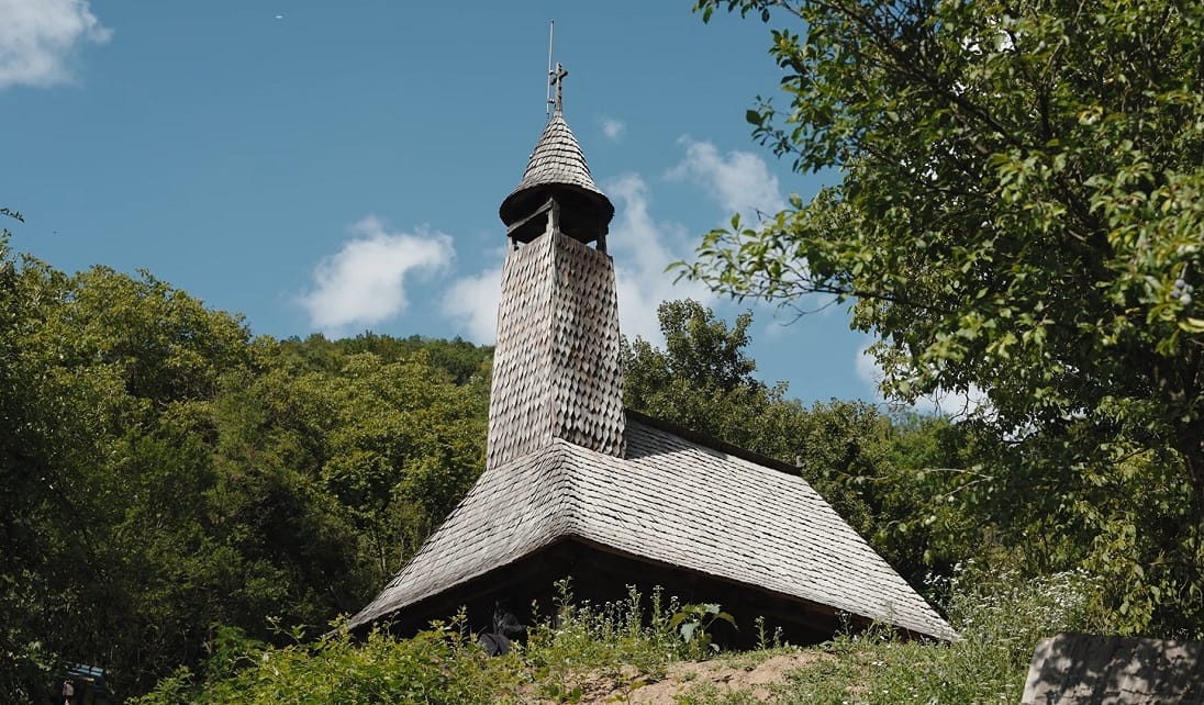La Vălari, o biserică de lemn din 1677 rămâne în grija comunității, deși nu mai găzduiește slujbe
