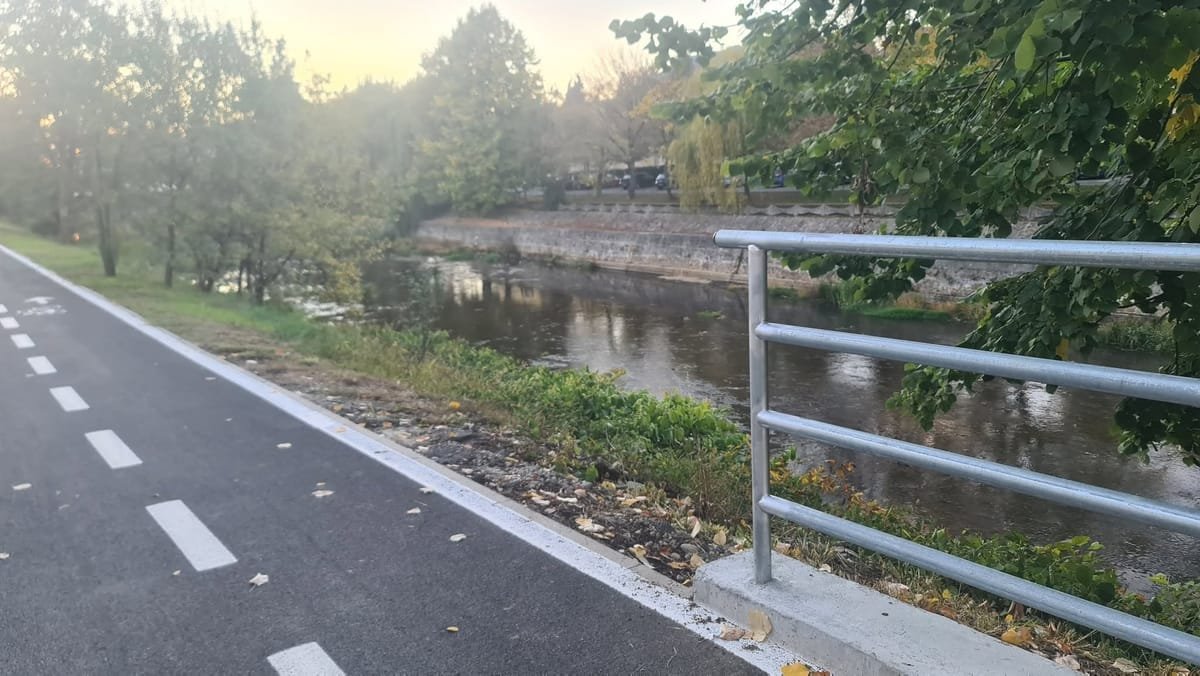 Lângă Muzeul Județean de Istorie și Arheologie, pista de biciclete are porțiuni fără parapeți
