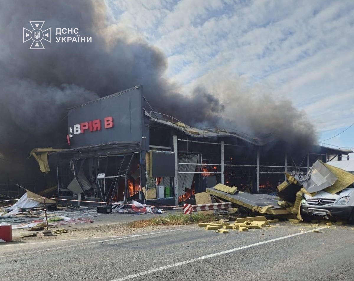 Lângă Odesa, un supermarket a fost distrus de o dronă Shahed și a luat foc