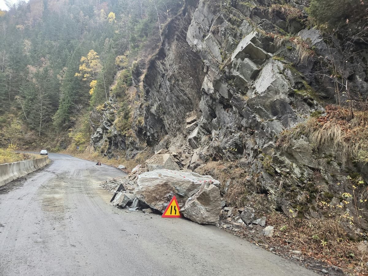 Lângă Petroșani, pe DN7A din Cheile Jiețului au căzut bolovani; restricții până pe 29 octombrie