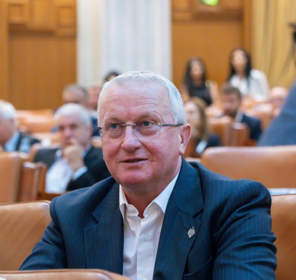 Legea promulgată: țuica și pălinca din gospodării, scutite de accize până la 200 de litri pe an