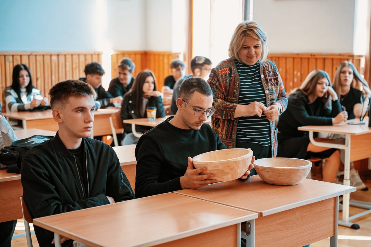 Lemnul, din muzeu în liceu: elevii din Sibiu descoperă un material cu tradiție și perspective contemporane
