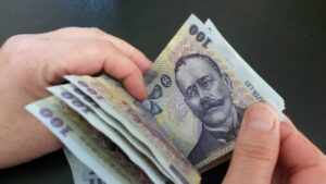 Leul continuă să se deprecieze