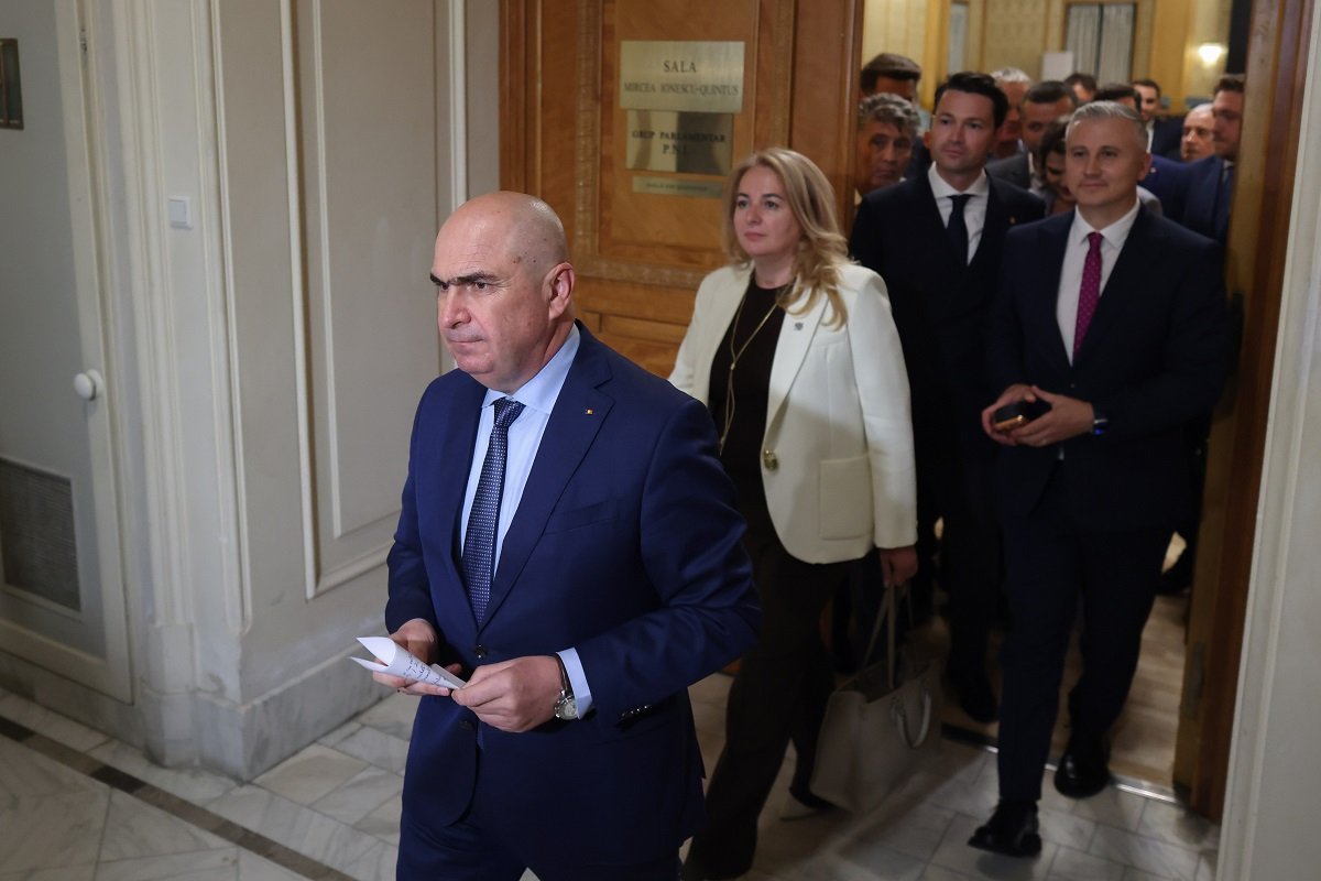 Liberalii decid sâmbătă dacă votează Guvernul Luca Niculescu, în care sunt 12 miniștri PSD