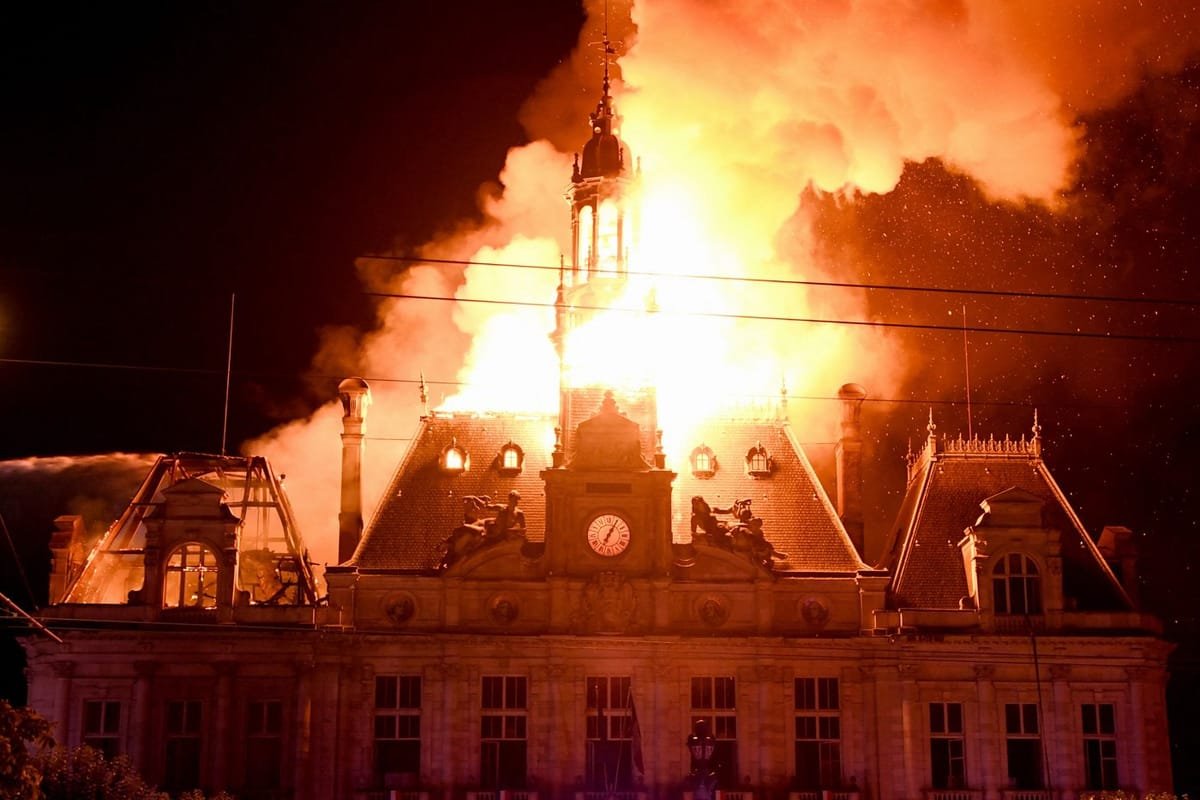 Limoges: primăria, distrusă de un incendiu în protestele din Franța. Turnul de 43 de metri s-a prăbușit