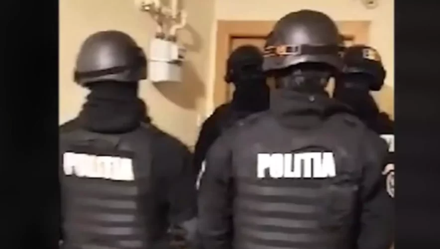 Lipova, Arad: percheziții la un bărbat suspectat că vindea lingouri de aur falsificate