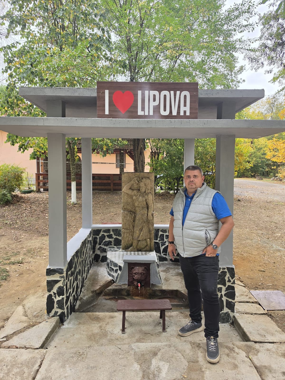 Lipova: curge din nou apă minerală la izvor, după ce Primăria a readus apa la suprafață