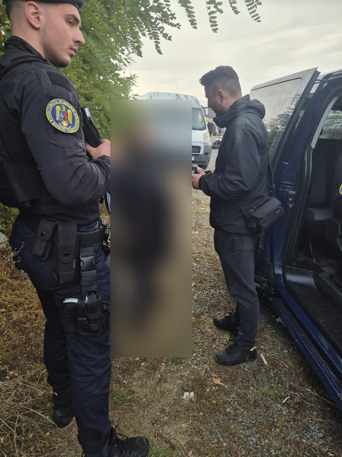 Livezile: jandarmii au indisponibilizat zeci de haine contrafăcute, expuse la vânzare în piață