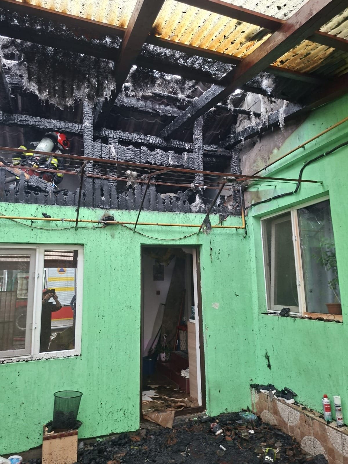 Lonea: incendiu care a afectat două locuințe, autospeciala Petrilei a rămas în garaj din lipsă de șofer