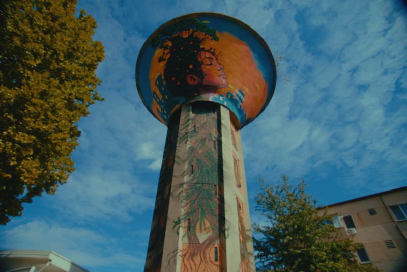 Lugoj: turnul de apă din Parcul George Enescu, pictat mural de artistul Flaviu Roua, în proiect Forvia Hella