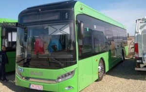 Lugojul a recepționat trei autobuze electrice noi, achiziționate în parteneriat cu comuna Coșteiu