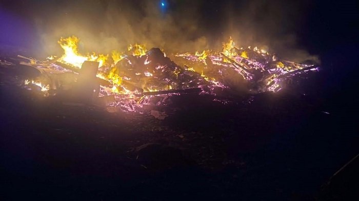 Lunca Vișagului: incendiu la o șură, doi porci au murit, iar pompierii intervin pentru stingerea flăcărilor