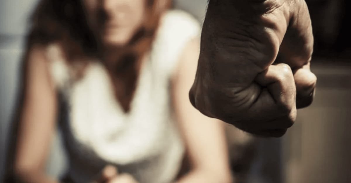 Lupeni și Vețel, Hunedoara: trei femei agresate și amenințate de parteneri sau foști parteneri