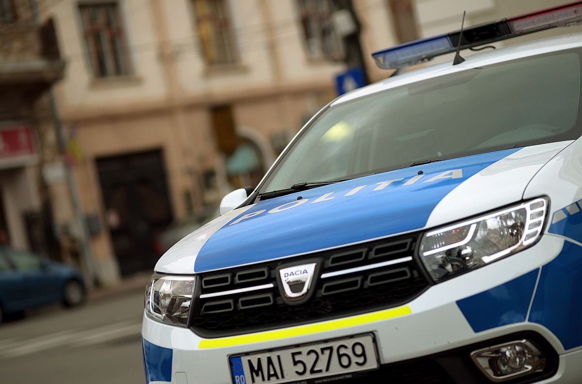 Lupeni: tânăr de 20 de ani reținut 24 de ore după ce și-a agresat tatăl și a făcut distrugeri în bloc