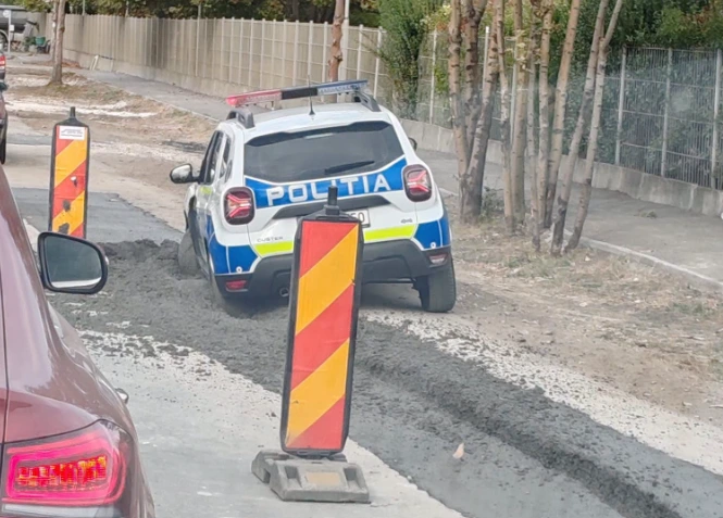 Măieruș: mașină de poliție rămasă blocată în beton proaspăt, în timp ce se grăbea spre un accident