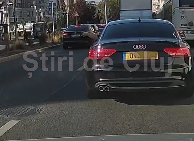 Mărăști: un șofer își aruncă pur și simplu gunoiul pe geamul mașinii, VIDEO