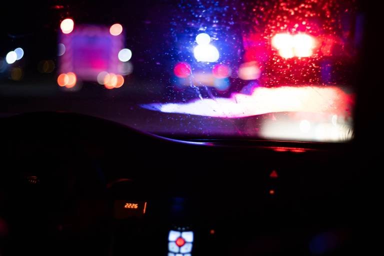 Măgura Ilvei: pieton băut acroșat de o autoutilitară, care nu a oprit. Șoferul a fost reținut 24 de ore