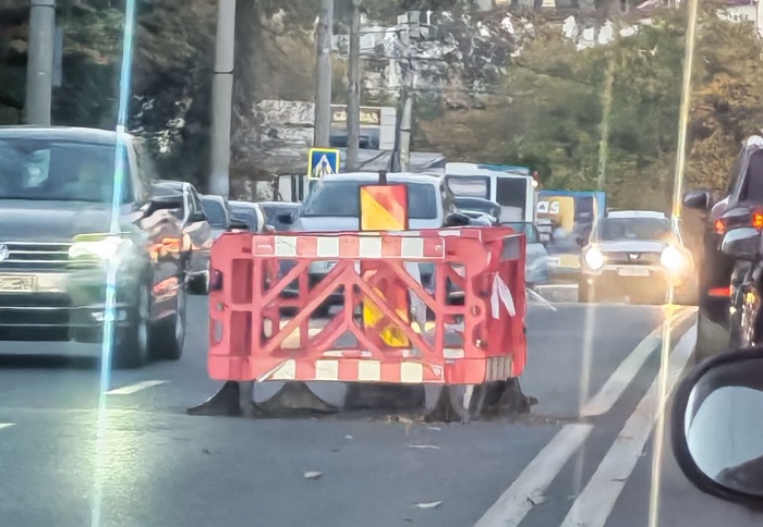 Mănăștur, pe strada Izlazului: groapa de peste o lună e doar marcată cu balize, fără reparații