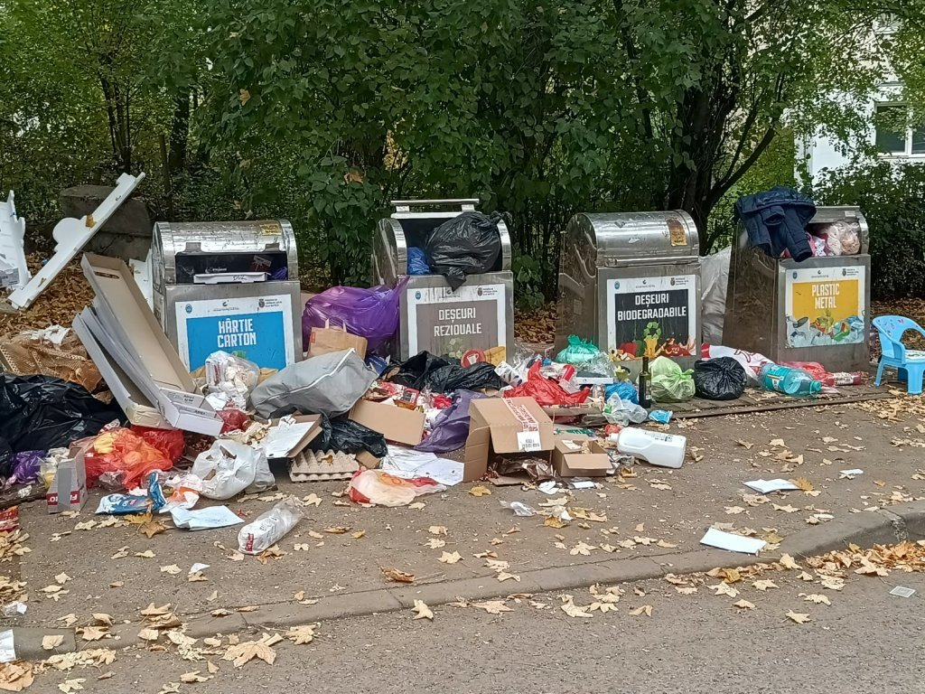 Mănăștur: situația gunoaielor persistă, deșeurile se adună în jurul containerelor de colectare
