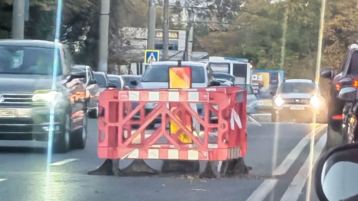 Mănăștur, strada Izlazului: groapă în asfalt neastupată de vreo lună, fără dată pentru reparații