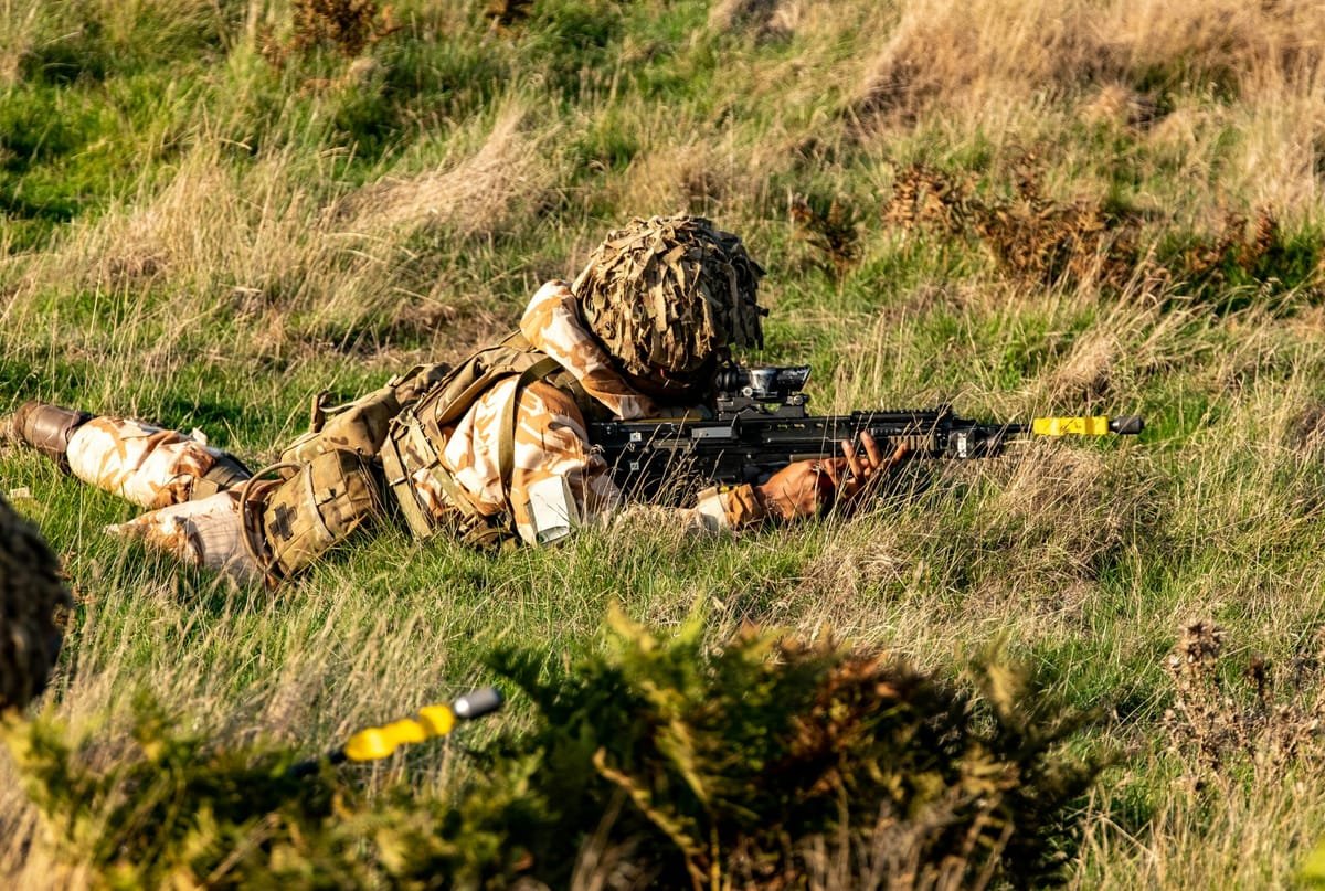 Marea Britanie exersează recucerirea Insulelor Falkland, în timp ce Argentina își intensifică presiunea