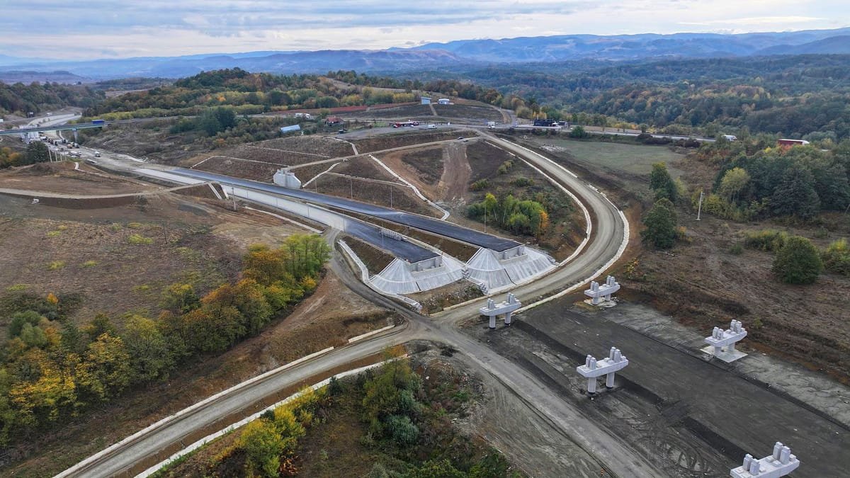Margina–Holdea, pe A1: lucrările la sectorul de autostradă ajung la 70%, echipele accelerează montajul