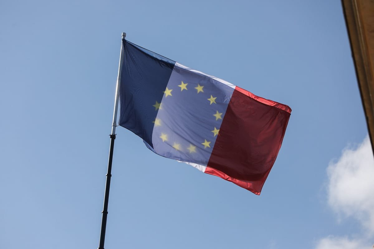 Marine Le Pen și Jean-Luc Mélenchon ar putea ajunge în turul doi al alegerilor din Franța, arată sondajul