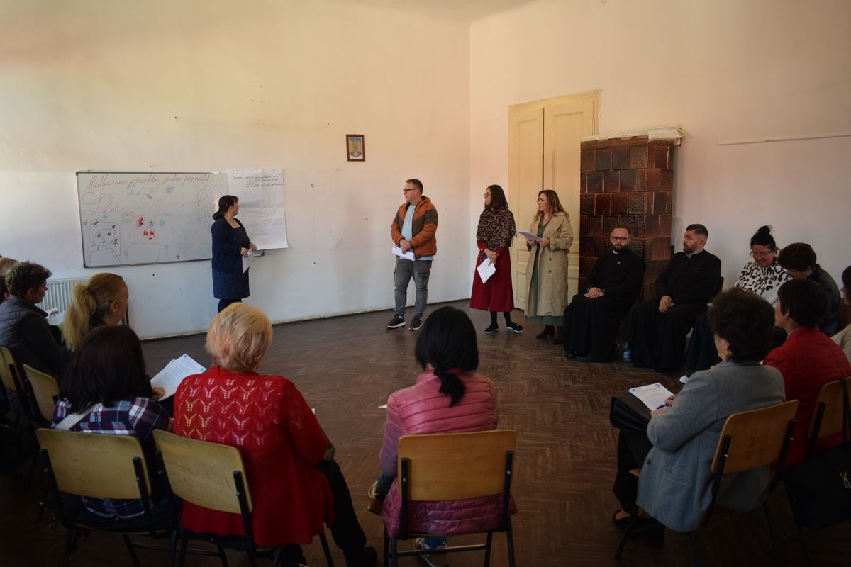 Masă rotundă la Abrud: Familia, școala și comunitatea, împreună pentru prevenirea separării copilului de familie