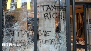 Mașini arse și geamuri sparte pe străzile Parisului după ce protestele s-au transformat în revolte și jafuri