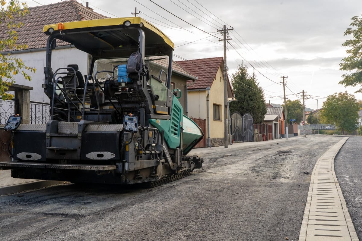 Mediaș: lucrările de reabilitare a străzii Valea Adâncă și a podului peste Valea Moșnei continuă