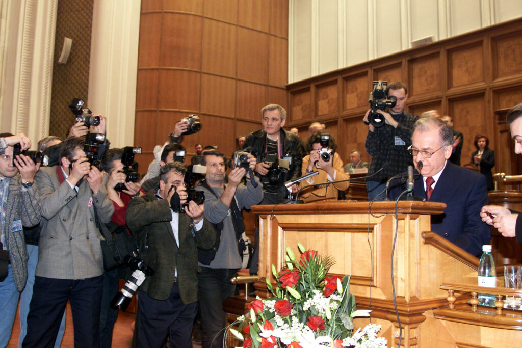 MEDIAFAX 35. 2000 Finală prezidențială cu emoții: Corneliu Vadim Tudor ajunge în turul al doilea, dar Ion Iliescu revin