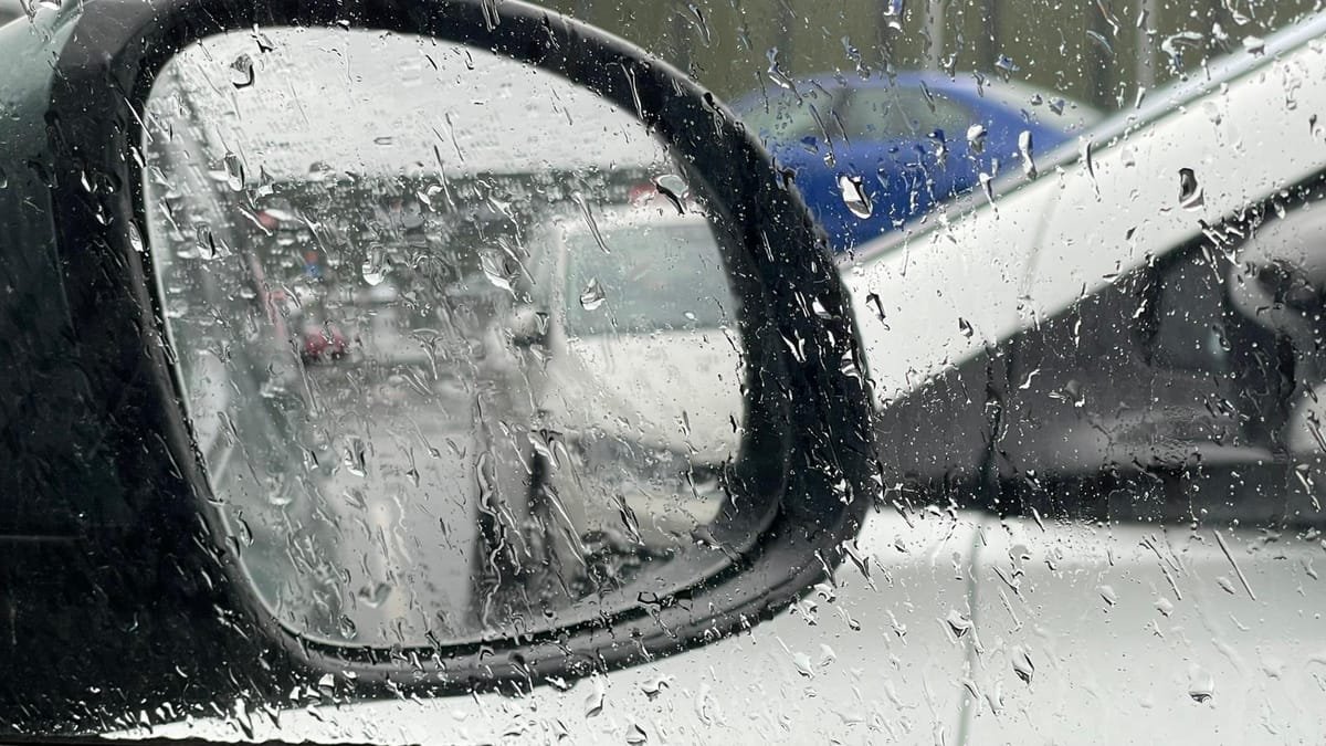 Mehedinți și Gorj: cod portocaliu de ploi în zone submontane și montane până luni dimineață