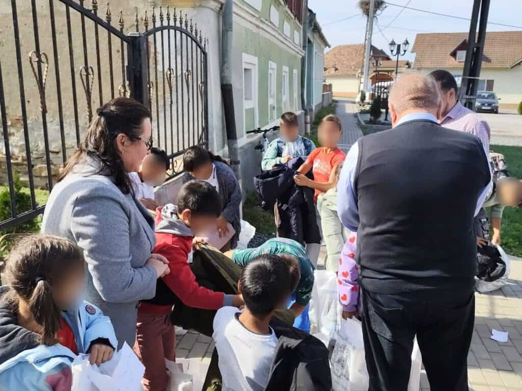 Merghindeal, Sibiu: elevii au primit haine, pături și kituri înainte de iarnă