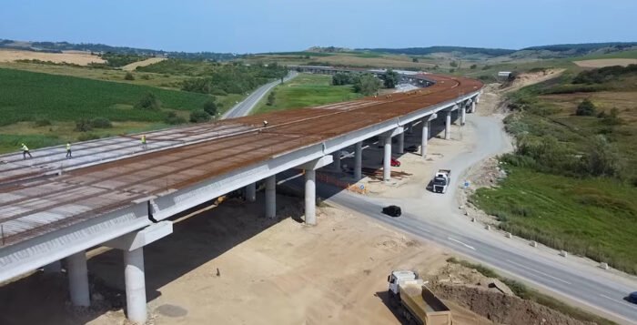Mihăiești - Topa Mică, pe DN1F: restricții de circulație și așteptare de până la 58 de secunde la semafor