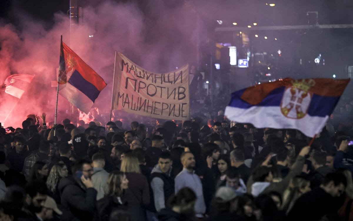 Mii de sârbi au sărbătorit pe străzi după ce Vucic, liderul autoritar, a pierdut alegerile