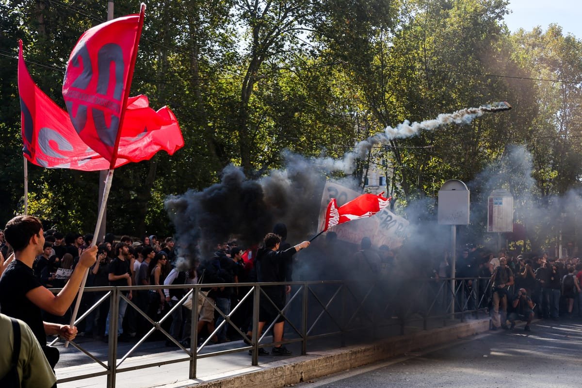 Milano: magazine jefuite, proprietăți incendiate și doi polițiști răniți în protestele din Italia