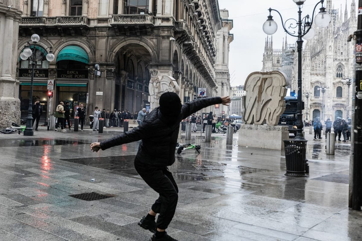 Milano: magazinele de lux din centru își acoperă vitrinele de teama unor noi violențe după proteste