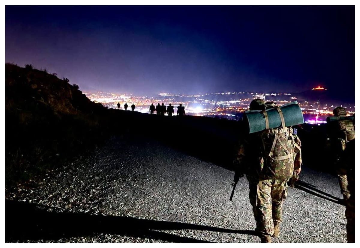 Militarii din Cluj se pregătesc zi și noapte: trageri în poligon și marș nocturn. „Pregătirea continuă