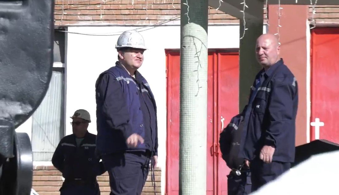 Minerii de la Vulcan rămân în subteran cu 70 de oameni, doi au ajuns la spital, prefectul a coborât la protestatari