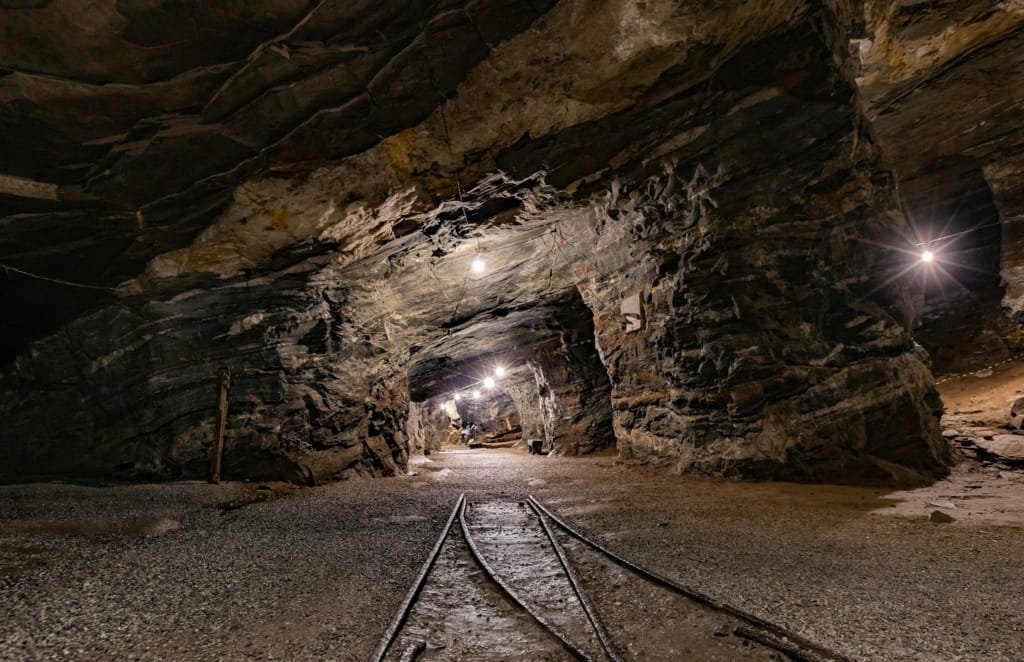 Minerii s-au blocat în subteran și cer garanții că nu le vor scădea salariile