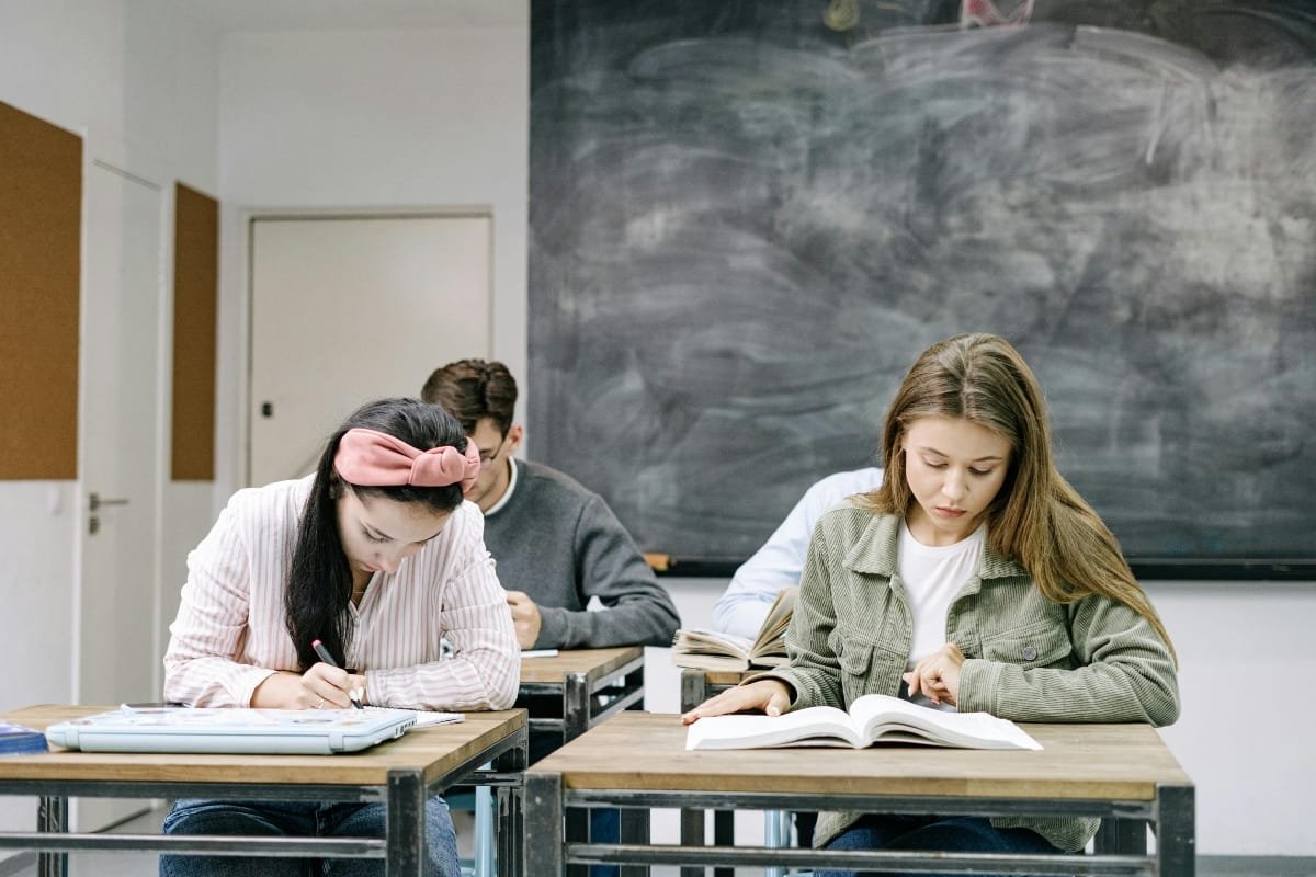Ministerul Educației a omis manualele de Engleză și Franceză pentru clasa a IX-a, la mai multe profiluri