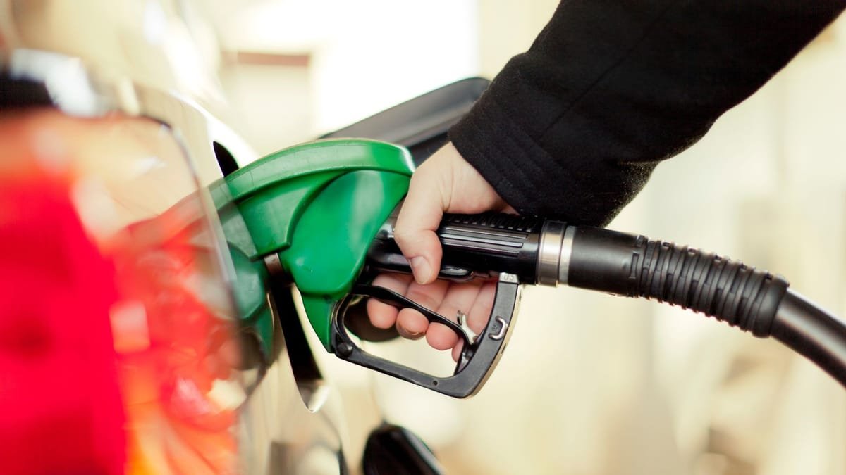 Ministerul Finanțelor vrea să mențină măsurile la carburanți; fără reducerea accizei, motorina ar fi 11,75 lei